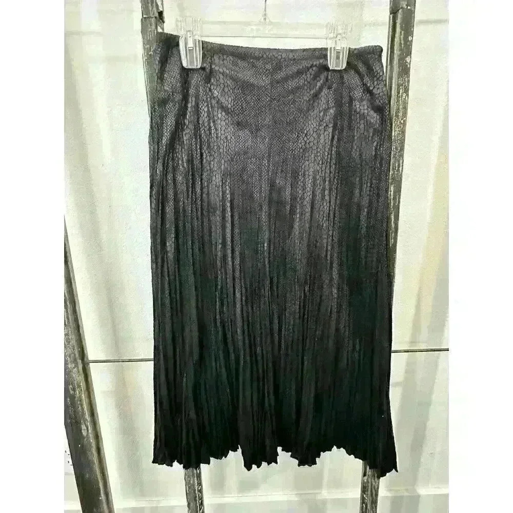 Tribal Brand women's Skirt, Sz 10, Black “snake print”